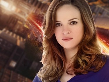 La bella actriz de Flash que visita Chile para la Comic Con