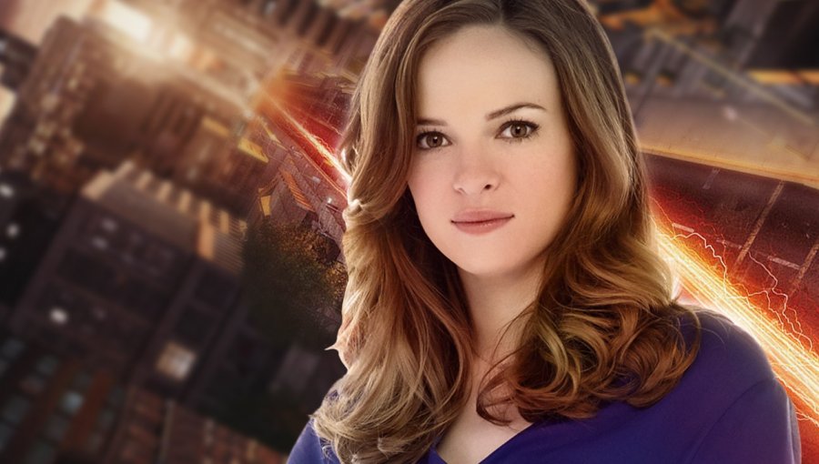 La bella actriz de Flash que visita Chile para la Comic Con