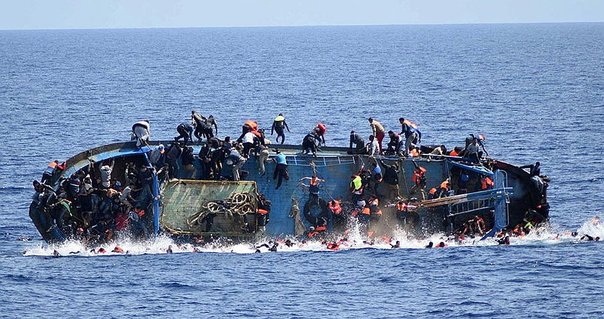 Barco repleto de inmigrantes naufraga en Grecia tras salir de Egipto