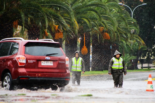 Cortes de luz, calles inundadas y suspensión de clases en algunas comunas deja temporal