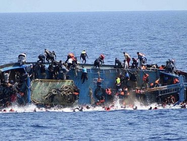 Barco repleto de inmigrantes naufraga en Grecia tras salir de Egipto