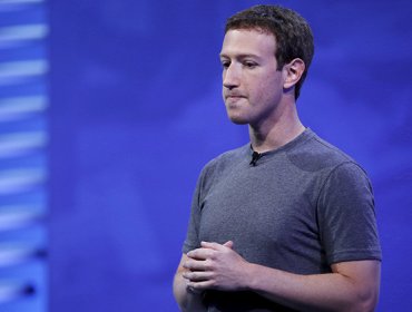 ¿Se cocina un golpe contra Zuckerberg? Facebook se plantea recortar la influencia de su fundador