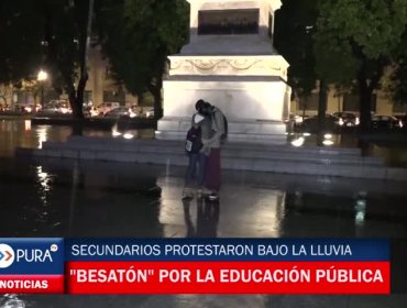 Secundarios protestaron bajo la lluvia con "besatón" por la Educación Pública