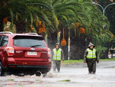 Cortes de luz, calles inundadas y suspensión de clases en algunas comunas deja temporal