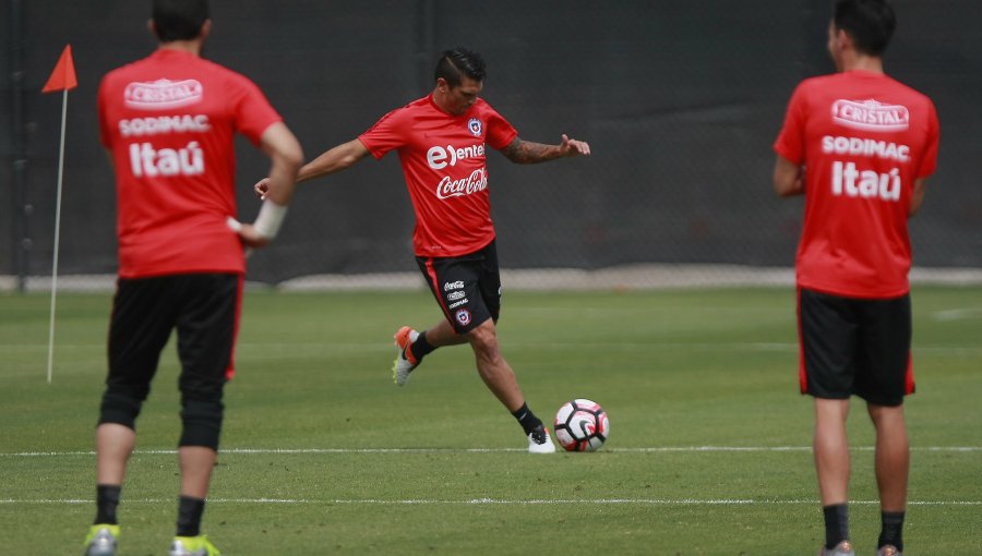 Chile entrenó con plantel completo de cara al estreno con Argentina