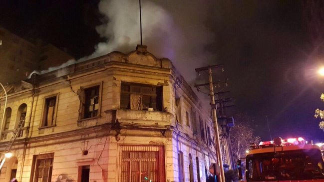 Incendio consumió vetusta casona en Santiago