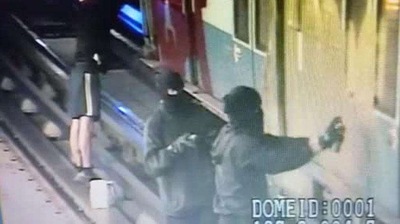 Lo pillaron in fraganti rayando el metro: Quedó detenido