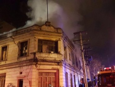 Incendio consumió vetusta casona en Santiago