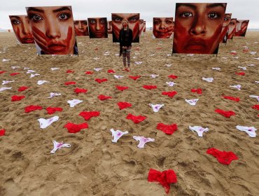 La protesta de los calzones: Copacabana amanece regada de las prendas femeninas