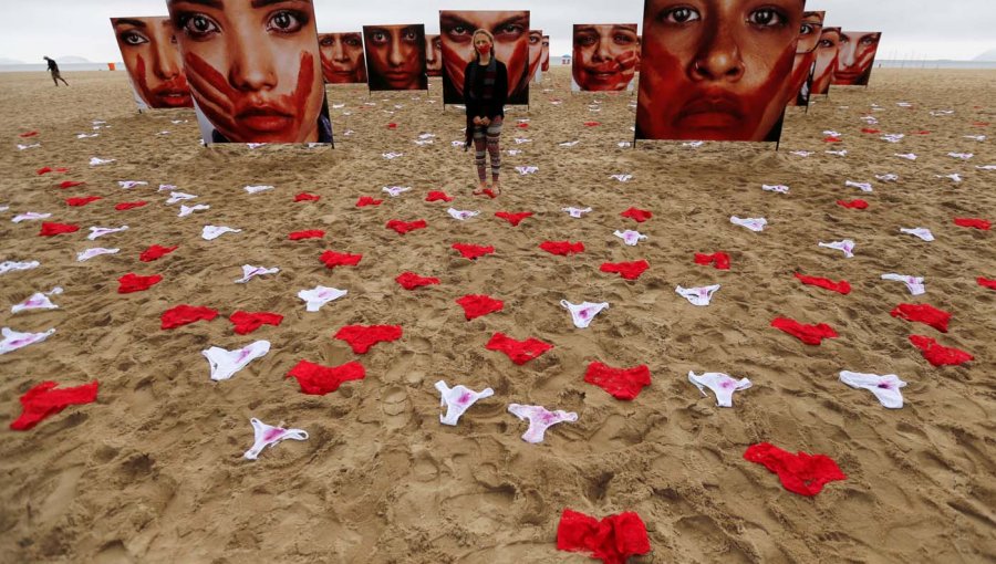 La protesta de los calzones: Copacabana amanece regada de las prendas femeninas