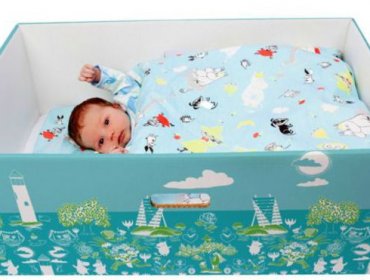 Por qué los bebés de Finlandia duermen en cajas de cartón
