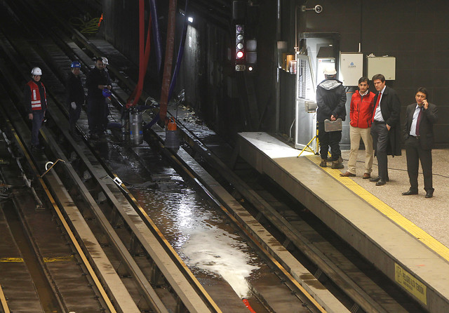 Ministro Gomez-Lobo: "Metro operará este viernes, pero con menor frecuencia"