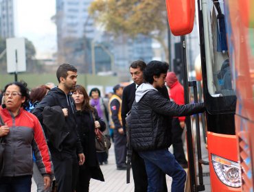 ¡Santiago Colapsado!: Miles de personas repletan los paraderos intentando regresar a casa