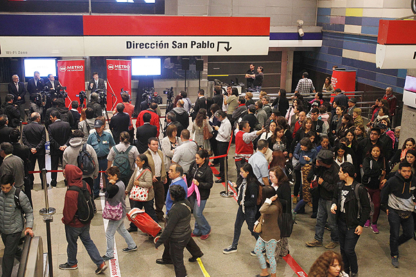 Metro de Santiago funciona con total normalidad