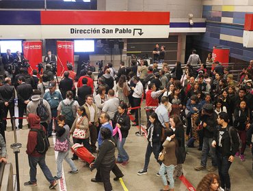 Metro de Santiago funciona con total normalidad