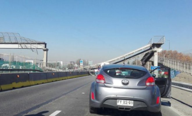 Camión derriba pasarela y bloquea ruta 5 norte en la salida de Santiago