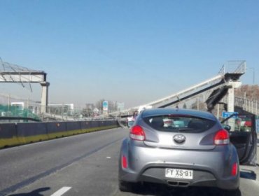 Camión derriba pasarela y bloquea ruta 5 norte en la salida de Santiago