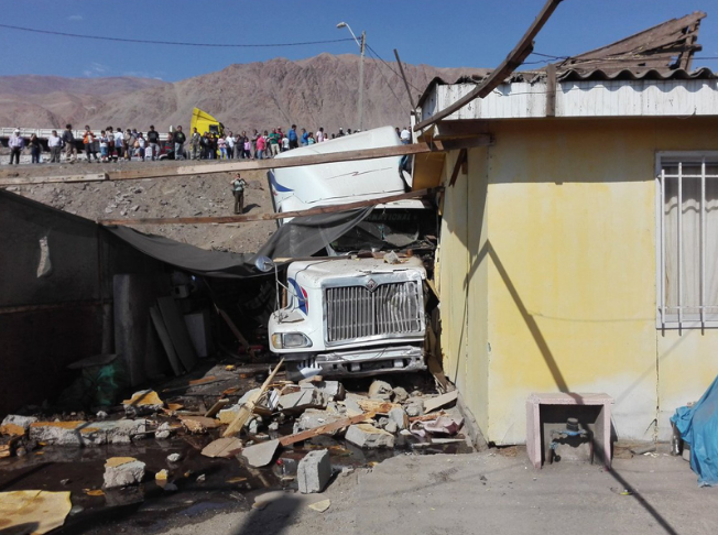 Camión de carga cayó sobre una casa en Tocopilla