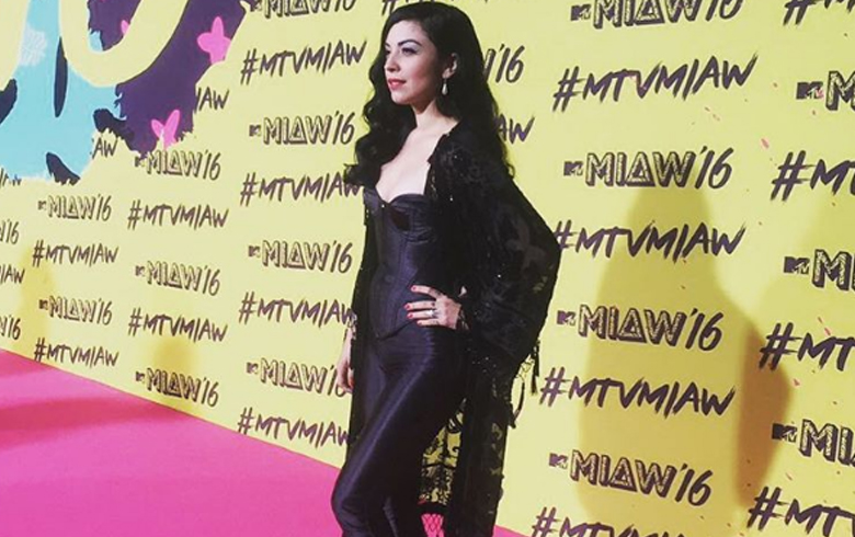 Mon Laferte brilló en los MTV MIAW 2016