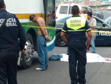 Pasajeros linchan a asaltantes de un Microbús en México