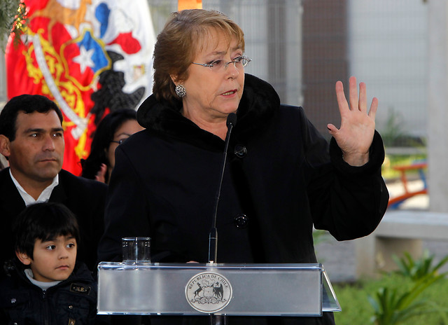 Tomas de liceos: Bachelet advierte que se aplicará toda la fuerza de la ley contra responsables de los destrozos