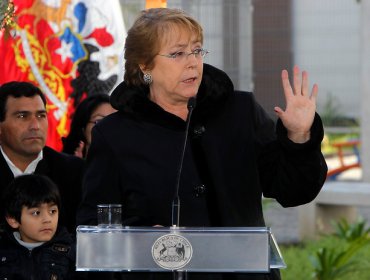 Tomas de liceos: Bachelet advierte que se aplicará toda la fuerza de la ley contra responsables de los destrozos