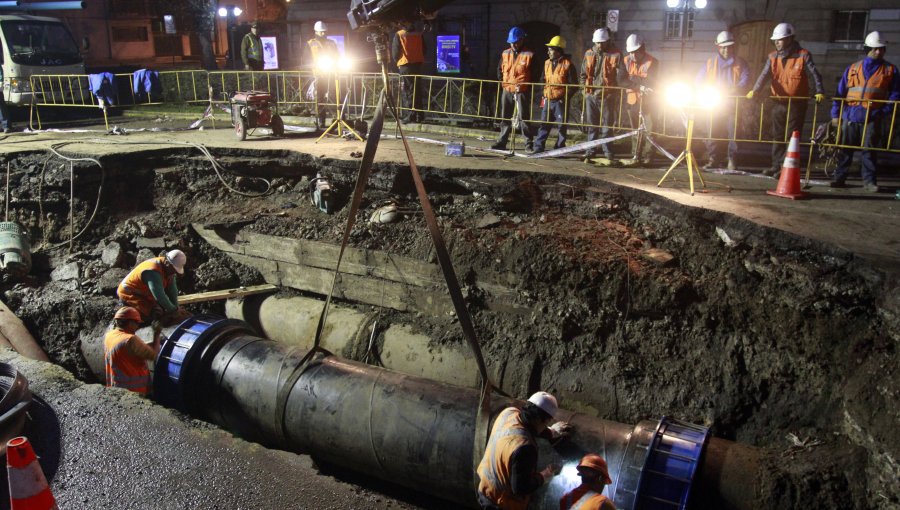 El negocio del agua potable en Santiago: ¿Conviene pagar multas que hacer inversión?