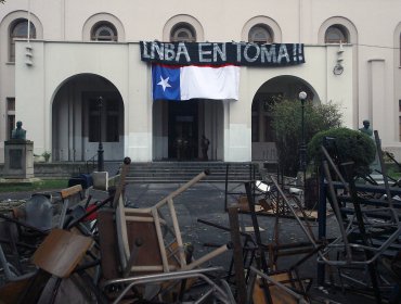 Carabineros defiende procedimiento luego que funcionario entrara al INBA con su arma desenfundada