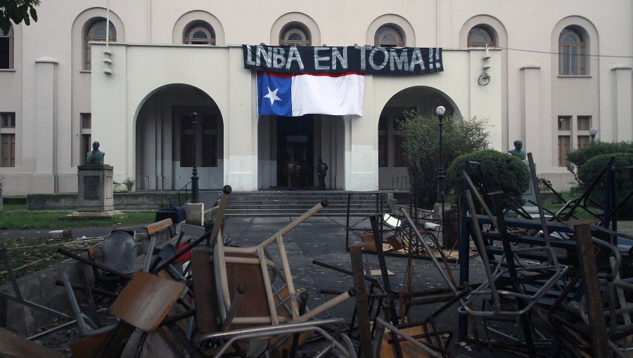 Carabineros defiende procedimiento luego que funcionario entrara al INBA con su arma desenfundada