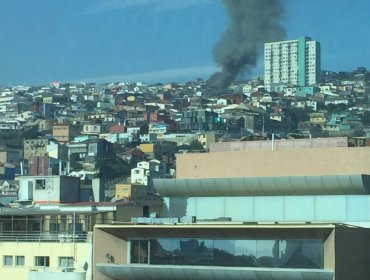 Incendio declarado afectó a 3 inmuebles en Valparaíso