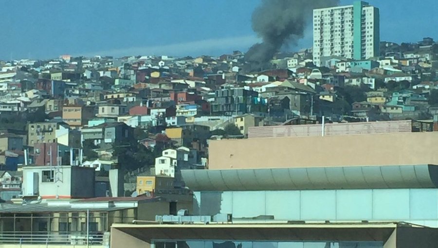 Incendio declarado afectó a 3 inmuebles en Valparaíso