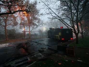 Manifestantes levantan barricadas y se enfrentan a Carabineros en Santiago