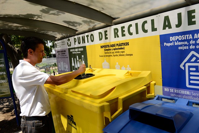 El Corte Inglés lanza plan de sensibilización medioambiental con contenedores