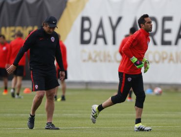 Charla entre Pizzi y Bravo marca última práctica de la 'Roja' en San José