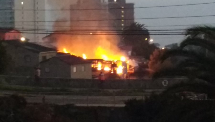 Trágico amanecer en Playa Ancha: Incendio arrasó con 8 casas y dejo un muerto