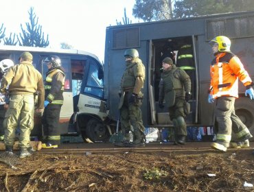 Bus con personal de Carabineros y Microbús particular chocan dejando 15 heridos