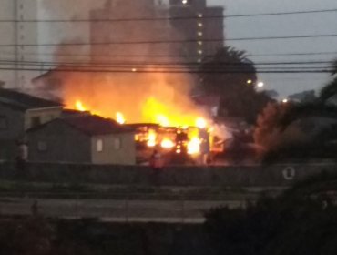 Trágico amanecer en Playa Ancha: Incendio arrasó con 8 casas y dejo un muerto