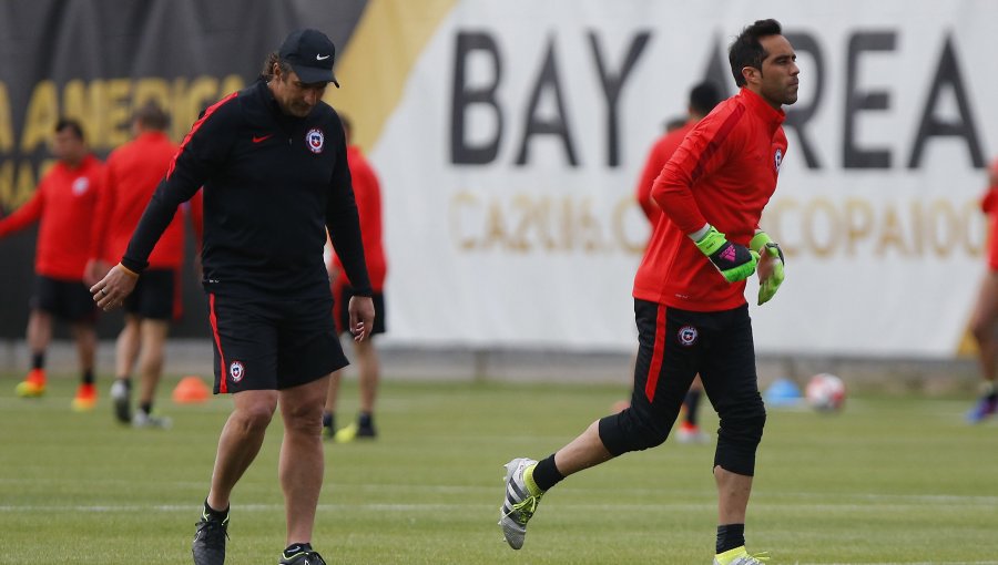 Charla entre Pizzi y Bravo marca última práctica de la 'Roja' en San José