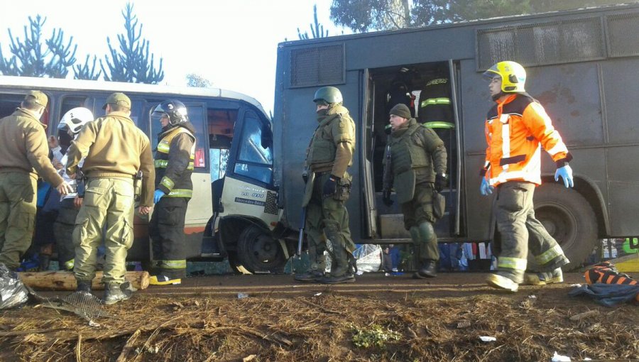 Bus con personal de Carabineros y Microbús particular chocan dejando 15 heridos