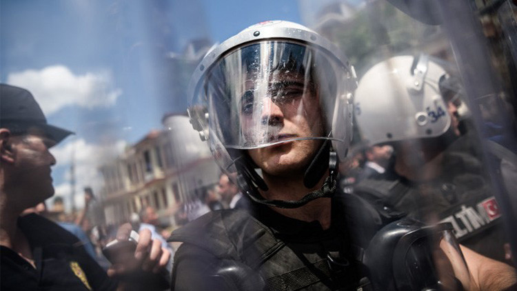 Policía turca dispersa con gases lacrimógenos una manifestación gay en Estambul