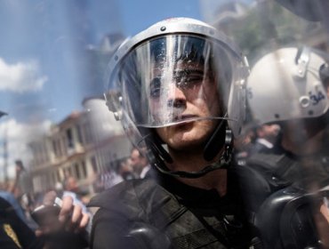 Policía turca dispersa con gases lacrimógenos una manifestación gay en Estambul