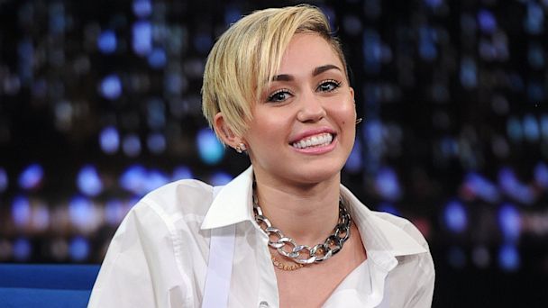 Con foto Miley Cyrus confirmó relación con Liam Hemsworth