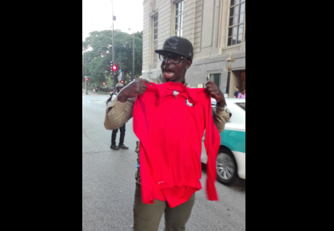 Taxista enloquece tras recibir un regalo de Gary Medel en Chicago