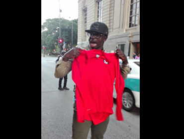 Taxista enloquece tras recibir un regalo de Gary Medel en Chicago