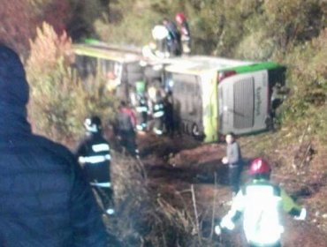 Turbus volcó en la ruta 5 Sur altura de Gorbea