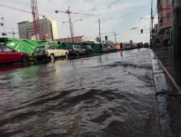 Rotura de matriz inunda centro de Valparaíso