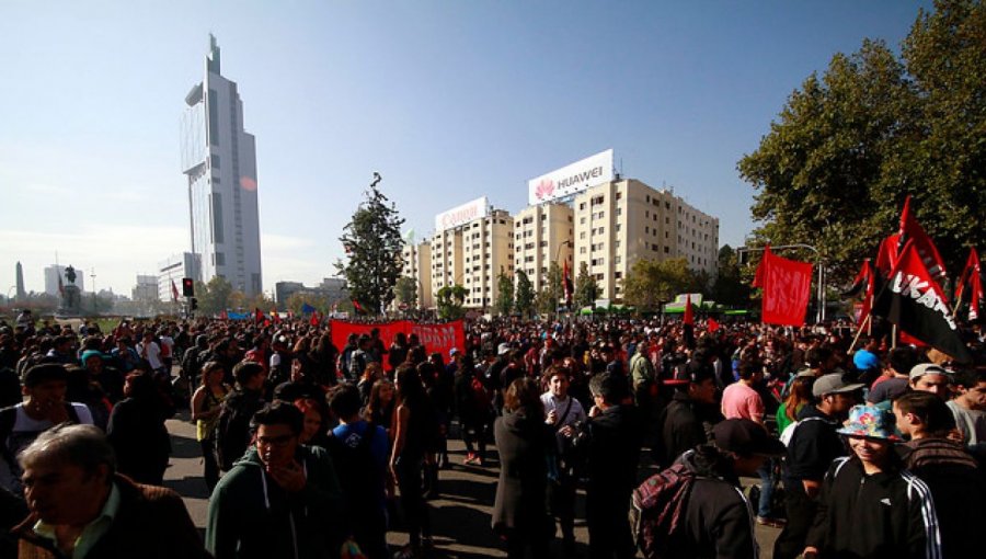 Estudiantes marchan nuevamente en Santiago y regiones