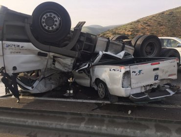 Ovalle: Camión aplasta a camioneta y mata a conductor