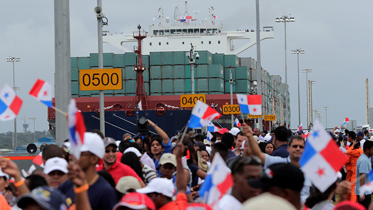 Panamá inaugura la ampliación del Canal con el paso de un gigantesco barco chino