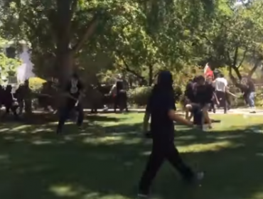 EE.UU.: Varias personas son apuñaladas durante una manifestación neonazi